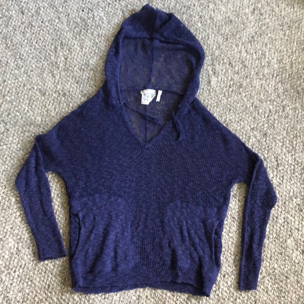 Qi purple sweater with pockets and hood.